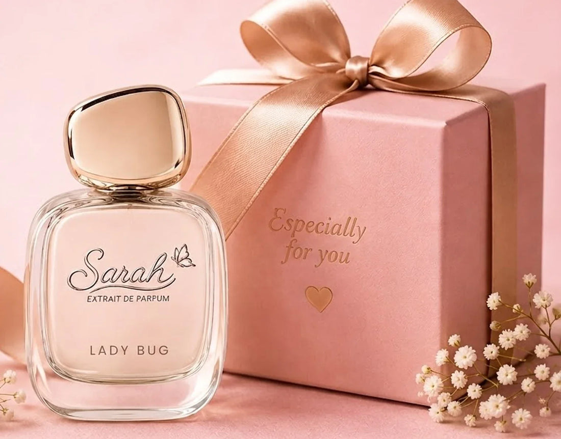 Sarah Lady Bug Extrait de Parfum uz roze poklon kutiju sa zlatnom mašnom — parfem kao poklon, Sarah Parfimerija Bihać
