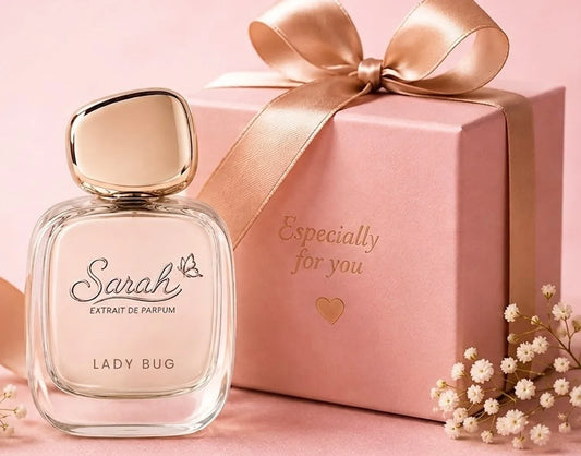 Sarah Lady Bug Extrait de Parfum uz roze poklon kutiju sa zlatnom mašnom — parfem kao poklon, Sarah Parfimerija Bihać